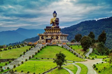 Rabangla, Sikkim, Hindistan 'daki Lord Buddha' nın güzel büyük heykeli. Himalaya Dağları tarafından çevrelenmiş olan bu bölgeye Buda Parkı adı verilir - popüler bir turizm merkezi..
