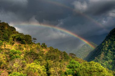 Güzel gökkuşağı bulutlu gökyüzünde Himalaya dağları üzerinde Sikkim, Batı Bengal, Hindistan. 