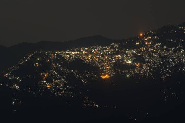 Tepelerin Kraliçesi Darjeeling 'in güzel gece görüntüsü Okhrey, Sikkim, Hindistan' da görüldü.