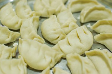 Momo, Tibet, Nepal, Butan ve Sikkim 'e özgü bir Güney Asya hamur köftesi türüdür. Çin baozi ve jiaozi, Moğol buuz, Japon gyoza ve Kore mandu 'suna benzer. Stok fotoğrafı.