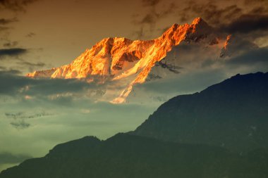 Kanchenjugha Dağı, Himalaya sıradağları, Sikkim, Hindistan 'da günbatımından güzel bir son ışık. Alacakaranlıkta dağların renkleri