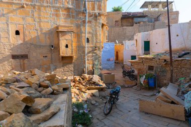 Jaisalmer, Rajasthan, Hindistan - 13 Ekim 2019: Jaisalmer Kalesi ya da Sonar Quila ya da Golden Fort 'un iç manzarası, sabah ışığında sarı kumtaşından yapılmış. Thar Çölündeki UNESCO dünya mirası sahası.