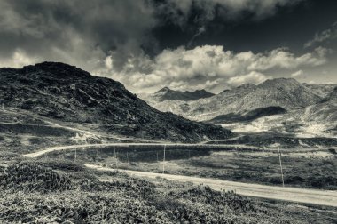 Jelepla Geçidi 'nden geçen güzel kıvrımlı bir yol, Dzuluk, Sikkim, Hindistan. Siyah ve beyaz resim