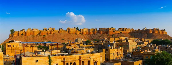 Jaisalmer, Rajasthan, Hindistan - 16 Ekim 2019: Jaisalmer Kalesi veya Sonar Quila veya Altın Kale 'nin panoramik görüntüsü. Sarı kumtaşından yapılmış canlı bir kale. Thar Çölündeki UNESCO dünya mirası sahası.