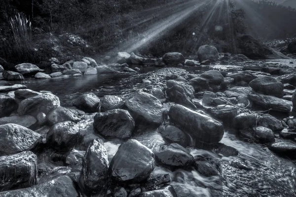 Agua Del Río Que Fluye Través Las Rocas Amanecer Rayos —  Fotos de Stock