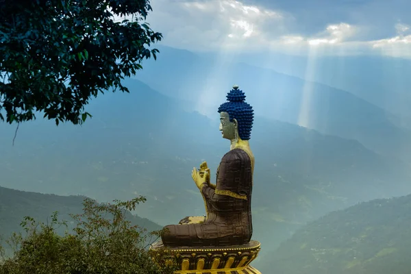在印度锡金的拉班格拉 阳光普照在美丽的佛主雕像上 被喜马拉雅山环绕 它被称为佛园 一个受欢迎的旅游胜地 — 图库照片