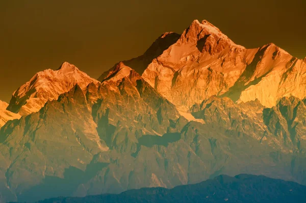 位于印度锡金的喜马拉雅山山脉的Kanchenjungha山上 日出后的第一缕美丽的阳光 黎明时分山上的橙色色调 — 图库照片