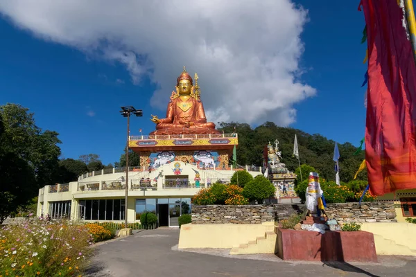 Vacker Samdruptse Staty Stor Buddhist Minnesstaty Sikkim Blå Molnig Himmel — Stockfoto