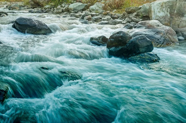 Prachtige Reshi Rivier Water Stroomt Door Stenen Rotsen Bij Dageraad — Stockfoto