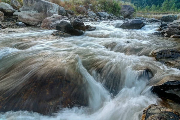 Bela Água Rio Reshi Fluindo Através Pedras Rochas Amanhecer Sikkim — Fotografia de Stock