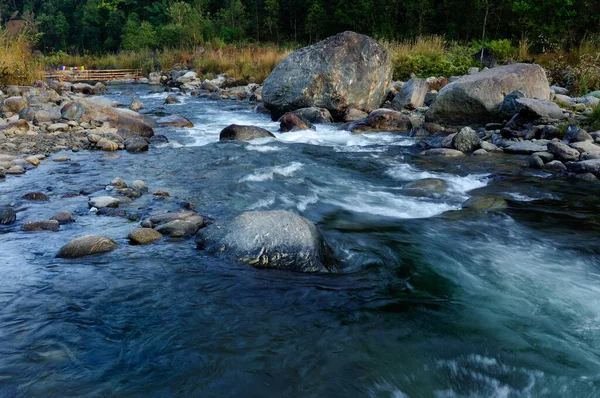 Reshi Flusswasser Fließt Morgengrauen Auf Felsen Sikkim Indien — Stockfoto