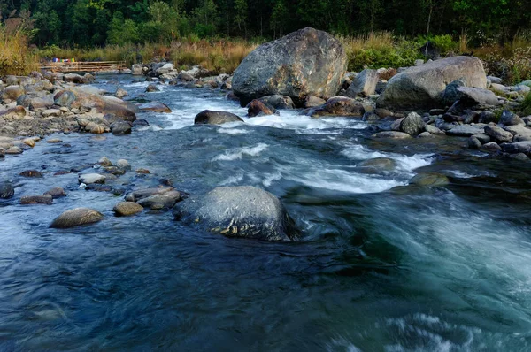 Reshi Nehri 'nin suyu şafak vakti taşlarda akıyor, Sikkim, Hindistan