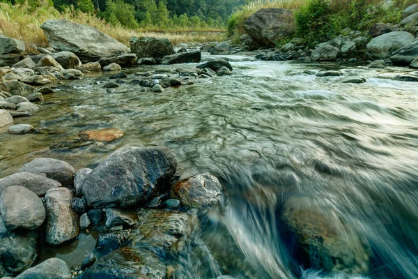 Piękny Reshi Rzeka Woda Płynąca Skałach Świcie Sikkim Indie Spektakularny — Zdjęcie stockowe