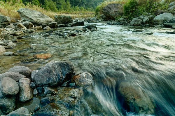 Красивая Речная Вода Реши Текущая Скалах Рассвете Сикким Индия Впечатляющий — стоковое фото