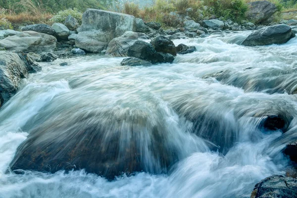 Bela Água Rio Reshi Fluindo Através Pedras Rochas Amanhecer Sikkim — Fotografia de Stock