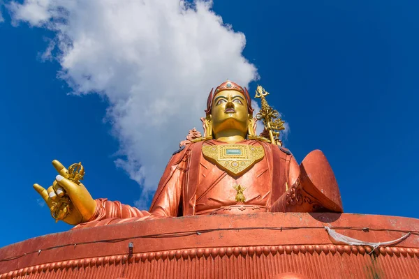 山德斯雕像 一个巨大的佛教纪念雕像在锡金 蓝色的云天背景 它是锡金的四个旅游胜地 — 图库照片