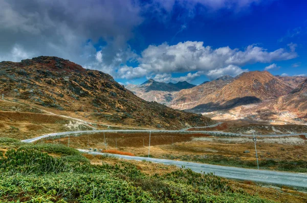 美丽的弯道穿过Jelepla Pass Dzuluk Sikkim India 背景为蓝天云彩 — 图库照片