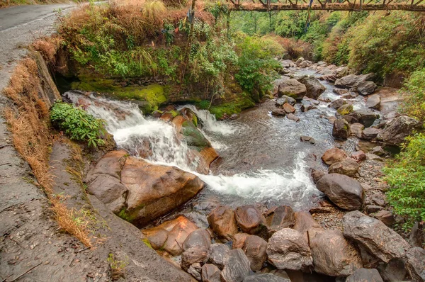 Brunnenwasser Fließt Durch Felsen Mit Grünen Pflanzen Ringsum Kukhola Wasserfälle — Stockfoto