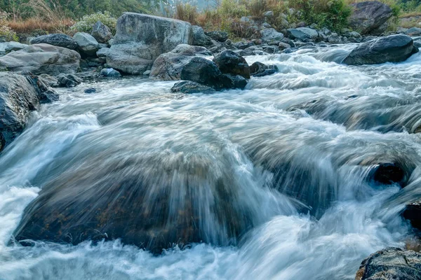 Prachtige Reshi Rivier Water Stroomt Door Stenen Rotsen Bij Dageraad — Stockfoto