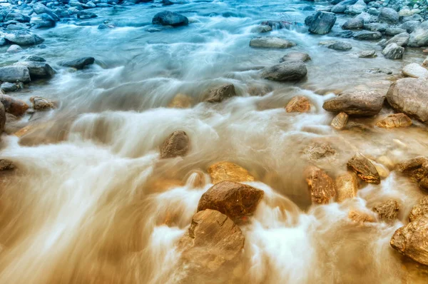Piękna Rzeka Reshi Przepływająca Przez Kamienie Skały Świcie Sikkim Indie — Zdjęcie stockowe