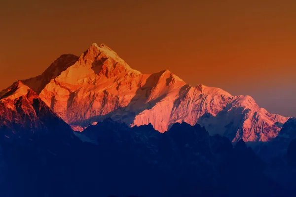 Kanchenjugha Dağı, Himalaya sıradağları, Sikkim, Hindistan 'da güneşin doğuşundan güzel bir gün ışığı. Şafak vakti dağlarda turuncu renkler