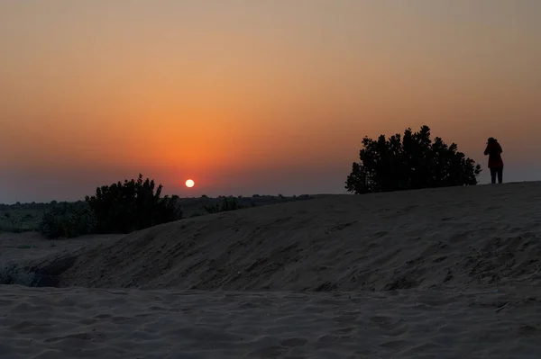 Женщина Туристка Фотографирует Восход Солнца Пустыне Тар Раджастан Индия Пустынными — стоковое фото