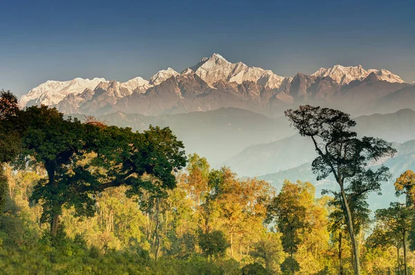 背景にKanchenjunga山脈とSilerygaon村の美しい景色 朝の光 シッキムで インド — ストック写真