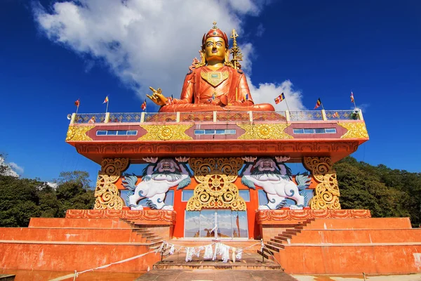 在锡金的一个巨大的佛教纪念雕像 Samdruin Se雕像 背景是蓝云天 — 图库照片