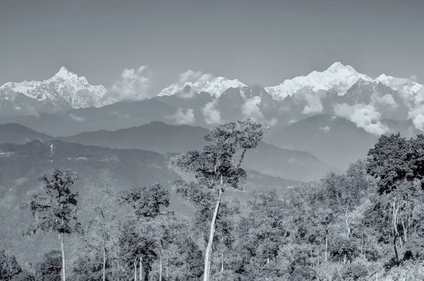 位于印度锡金的Silerygaon村美丽的风景 背景是Kanchenjunga山脉 黑白鱼群形象 — 图库照片