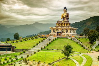 Rabangla, Sikkim, Hindistan 'daki Lord Buddha' nın güzel büyük heykeli. Himalaya Dağları tarafından çevrelenmiş olan bu bölgeye Buda Parkı adı verilir - popüler bir turizm merkezi..