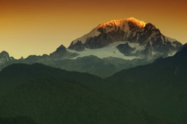 Kanchenjugha Dağı, Himalaya sıradağları, Sikkim, Hindistan 'da güneşin doğuşundan güzel bir gün ışığı. Şafak vakti dağlarda turuncu renkler