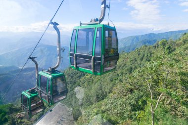 NAMCHI, SIKIM, INDIA - 20 Ekim 2016: Namchi, Sikkim 'de Ropeway aranjmanı. Hindistan 'ın Sikkim kentindeki büyük Himalaya Dağları' nı görebilen turistler için çok popüler bir turistik cazibe.