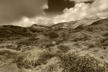 Sikkim Gölü, Sikkim Dağı, Himalaya Dağları, Sikkim Gölü 'nün en yüksek manzaralı göllerinden biridir. Renkli resim.