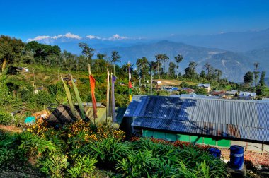 Arka planda Kanchenjunga sıradağları olan Silerygaon Köyü 'nün güzel manzarası, sabah ışığı, Sikkim, Hindistan' da.