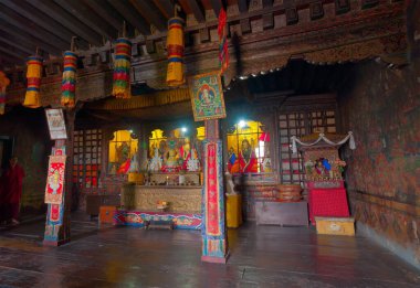 SANGCHEN DORJEE MONASTERY, SIKKİM, INDIA - 12 TH NOVEMBER 2012: Manastırın içi, izinle çekilen Budist dini semboller, Sangchen Dorjee Manastırı - Sikkim, Hindistan