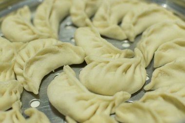 Momo, Tibet, Nepal, Butan ve Sikkim 'e özgü bir Güney Asya hamur köftesi türüdür. Çin baozi ve jiaozi, Moğol buuz, Japon gyoza ve Kore mandu 'suna benzer. Stok fotoğrafı.