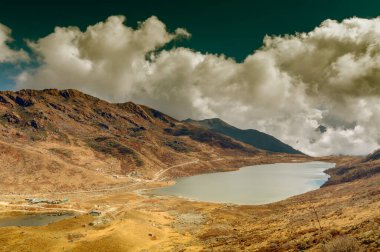 Fil Gölü, adını yalancı bir fil şeklinden almıştır, Sikkim 'in Kupup Vadisi' ndeki uzak yüksek irtifa gölü. Himalaya sıradağları, Sikkim, Hindistan