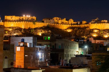 Jaisalmer, Rajasthan, Hindistan - 14 Ekim 2019: Jaisalmer Kalesi veya Sonar Quila veya Golden Fort 'un gece panoramik görüntüsü. Sarı kumtaşından yapılmış canlı bir kale. UNESCO Dünya Mirası Alanı, Thar Çölü.