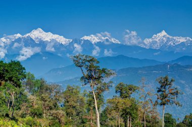 Arka planda Kanchenjunga sıradağları olan Silerygaon Köyü 'nün güzel manzarası, sabah ışığı, Sikkim, Hindistan' da.