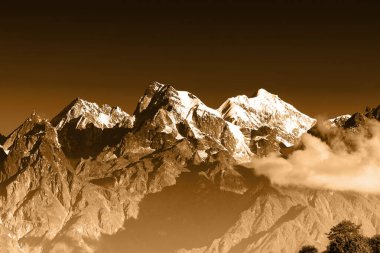 Soldan - Güney Kabru Dağı (24215 feet), Kuzey Kabru Dağı ve Talung Dağı (24200 feet) - Ravangla, Sikkim 'deki Himalaya dağlarının güzel manzarası. Himalaya, Asya 'daki büyük dağ silsilesidir. Renkli resim.