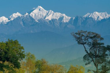 Arka planda Kanchenjunga sıradağları olan Silerygaon Köyü 'nün güzel manzarası, sabah ışığı, Sikkim, Hindistan' da.