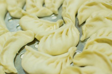 Momo, Tibet, Nepal, Butan ve Sikkim 'e özgü bir Güney Asya hamur köftesi türüdür. Çin baozi ve jiaozi, Moğol buuz, Japon gyoza ve Kore mandu 'suna benzer. Stok fotoğrafı.