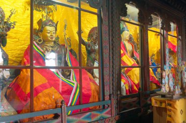 SILERYGAON, SIKIM, INDIA - 12 Kasım 2012: Manastır içi, izin ile çekilen Budist dini semboller, Sangchen Dorjee Manastırı - Sikkim, Hindistan