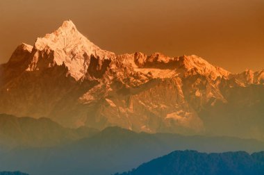 Kanchenjungha Dağı, Himalaya sıradağları, Sikkim, Hindistan 'da güneşin doğuşundan güzel bir gün ışığı. Şafak vakti dağlarda turuncu renkler.
