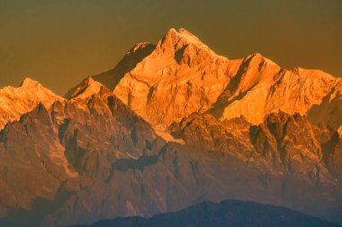 Kanchenjungha Dağı, Himalaya sıradağları, Sikkim, Hindistan 'da güneşin doğuşundan güzel bir gün ışığı. Şafak vakti dağlarda turuncu renkler.