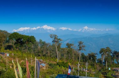 Arka planda Kanchenjunga sıradağları olan Silerygaon Köyü 'nün güzel manzarası, sabah ışığı, Sikkim, Hindistan' da.