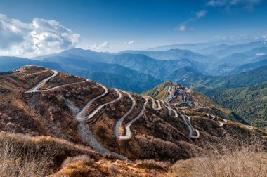 Eski İpek Yolu 'ndaki güzel kıvrımlı yollar, Çin ve Hindistan arasındaki İpek ticaret yolu, Sikkim