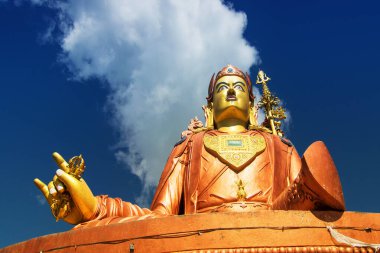 Samdruptse heykeli, Sikkim 'de büyük bir Budist anıtı, arka planda mavi bulutlu gökyüzü. Sikkim 'de dört turist merkezi..