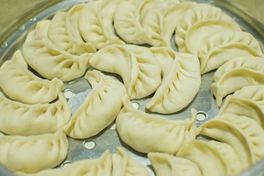 Momo, Tibet, Nepal, Butan ve Sikkim 'e özgü bir Güney Asya hamur köftesi türüdür. Çin baozi ve jiaozi, Moğol buuz, Japon gyoza ve Kore mandu 'suna benzer. Stok fotoğrafı.