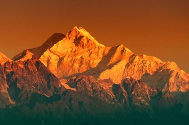 Kanchenjugha Dağı, Himalaya sıradağları, Sikkim, Hindistan 'da güneşin doğuşundan güzel bir gün ışığı. Şafak vakti dağlarda turuncu renkler.